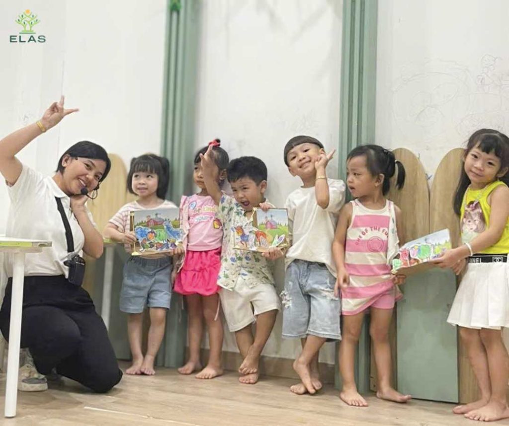 Lớp học tiếng Anh mẫu giáo của Elas sinh động và truyền cảm hứng cho trẻ