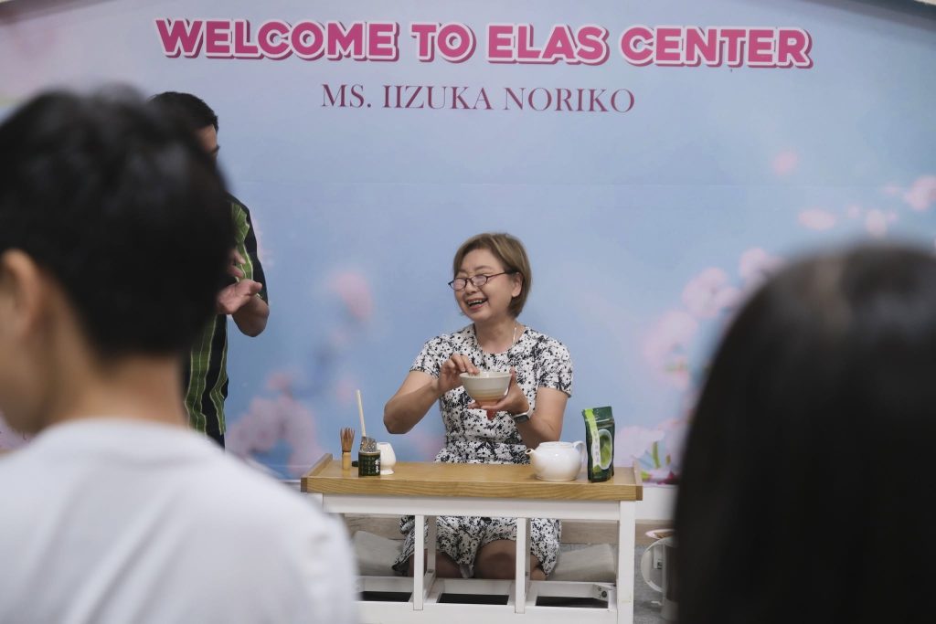 Cô Noriko hướng dẫn học viên ELAS những thao tác trong trải nghiệm trà đạo Nhật Bản]