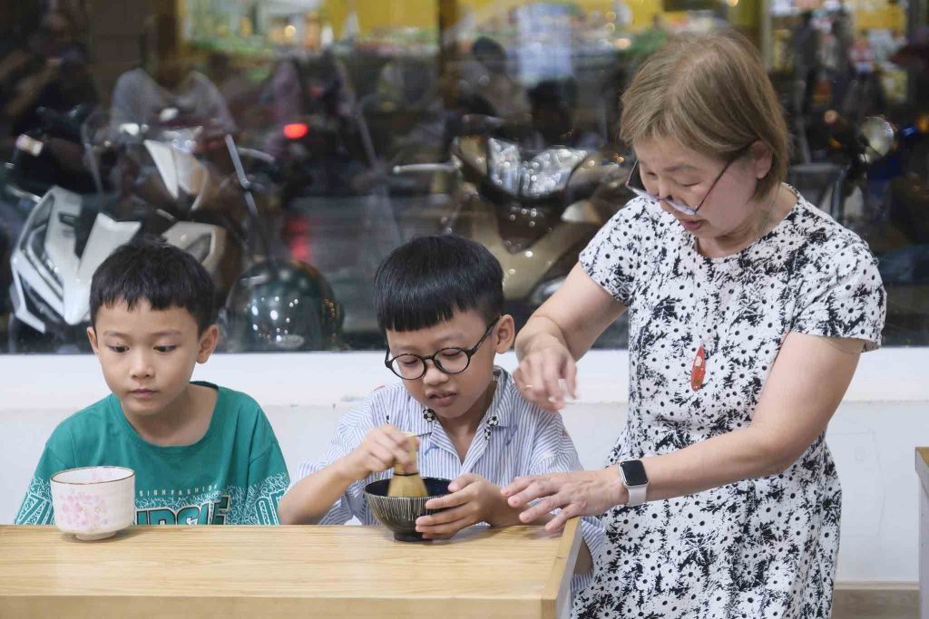 Học viên ELAS hào hứng trải nghiệm văn hóa Nhật Bản và thưởng thức trà